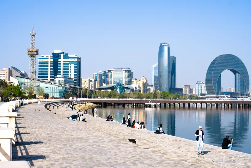 كورنيش باكو على بحر قزوين ومبانٍ حديثة