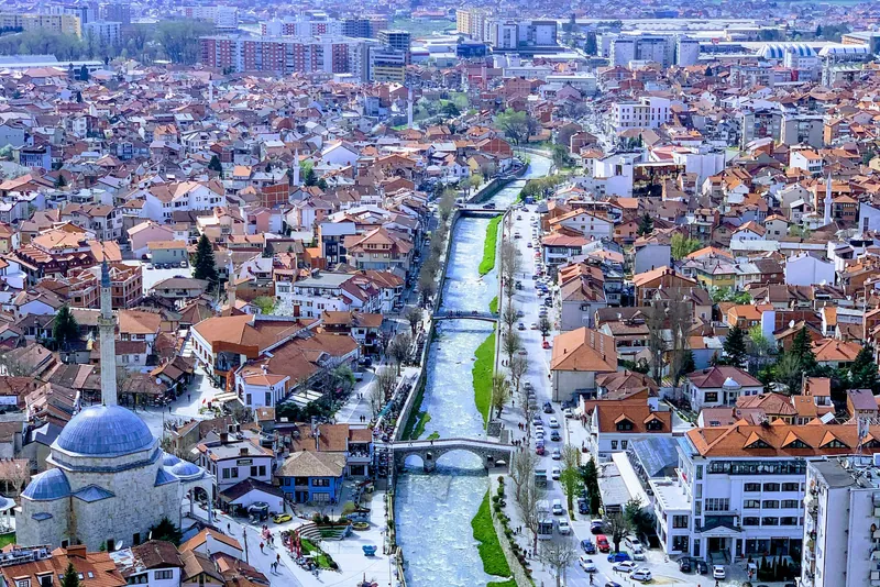 إطلالة جوية على مدينة بريزرن والجبال خلفها