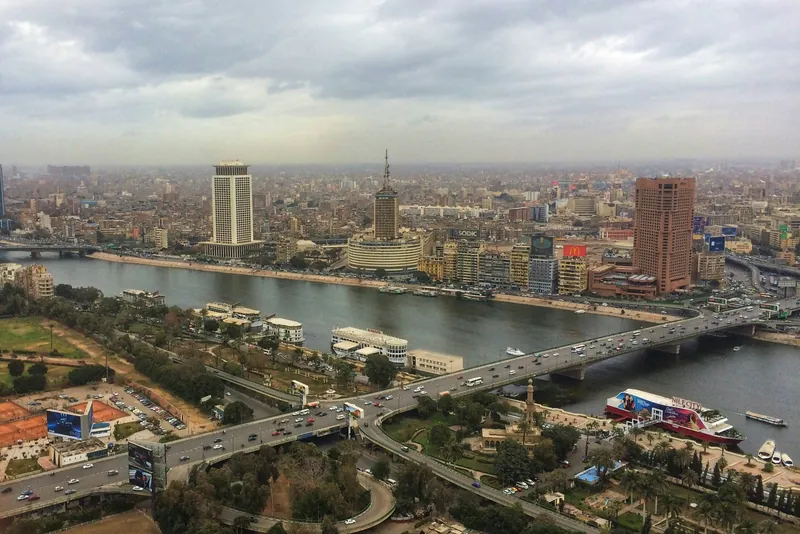 نهر النيل وجسوره ومباني القاهرة من أعلى