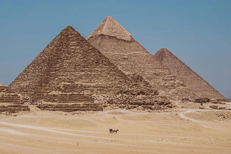 أهرامات الجيزة في الصحراء تحت سماء صافية