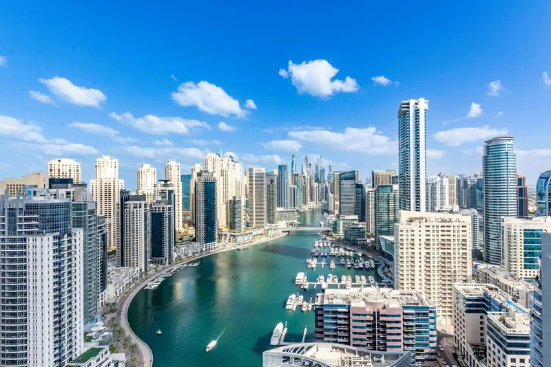 قناة دبي مارينا والأبراج المحيطة بها من أعلى