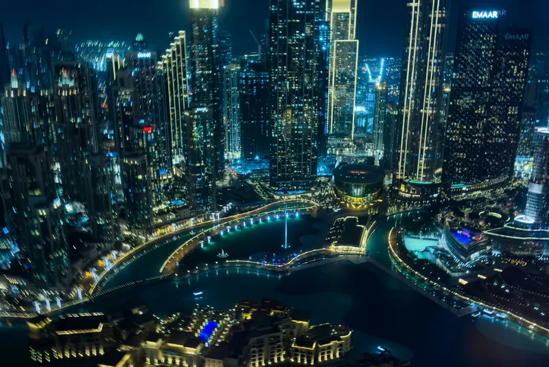 بحيرة برج خليفة وأبراج وسط دبي ليلًا من أعلى