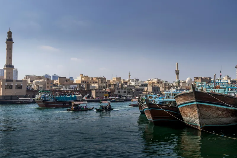 قوارب خشبية تقليدية على خور دبي