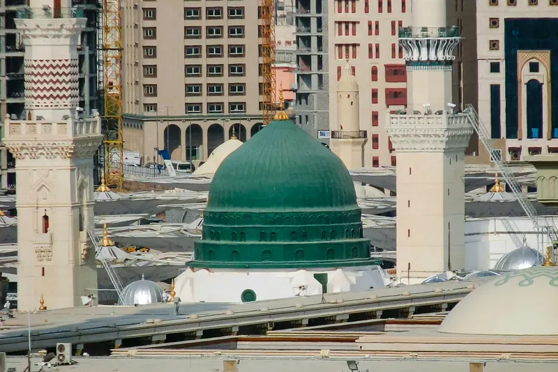 القبة الخضراء ومآذن المسجد النبوي في المدينة المنورة