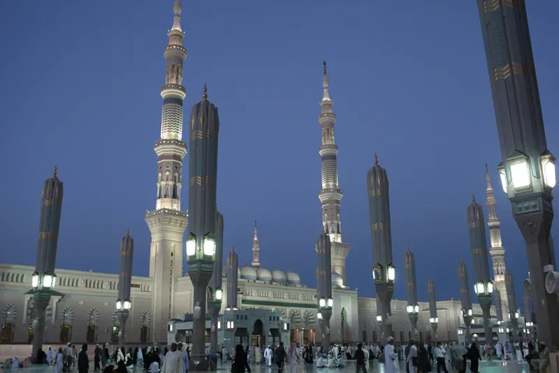 مآذن المسجد النبوي الشريف وساحاته وقت المغرب