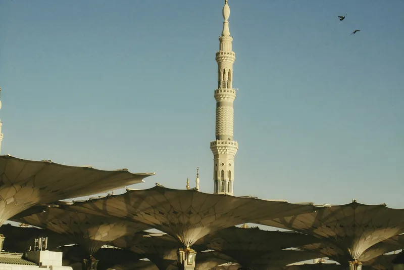 مئذنة المسجد النبوي ومظلات الساحات
