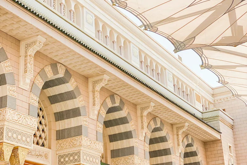 أبواب المسجد النبوي المقوّسة ومظلات الساحات