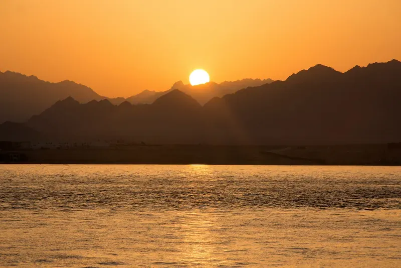 غروب الشمس على البحر خلف جبال سيناء في شرم الشيخ