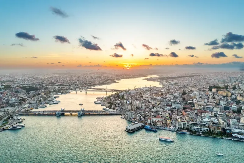 إسطنبول والقرن الذهبي وجسر غلطة وقت الغروب