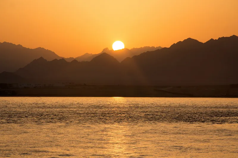 غروب الشمس على البحر خلف جبال سيناء في شرم الشيخ
