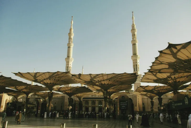 مآذن المسجد النبوي ومظلات ساحاته في المدينة المنورة