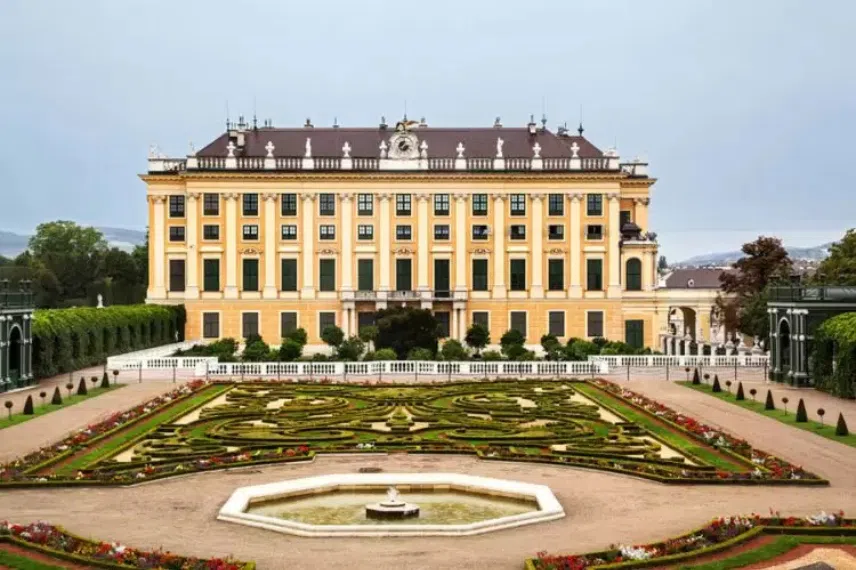 زيارة القصور والمعالم التاريخية