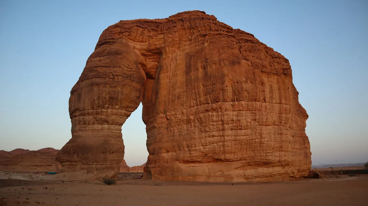 صخرة الفيل (جبل الفيل) في العلا عند الغروب
