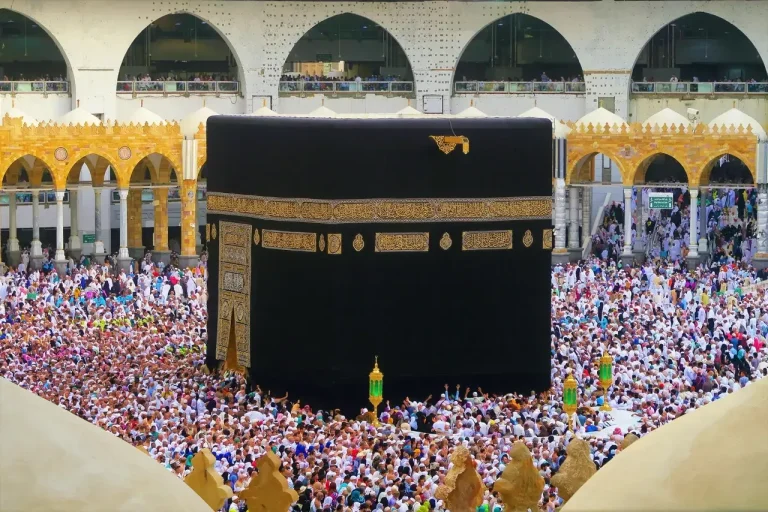 الكعبة المشرفة وأروقة المسجد الحرام بمكة المكرمة