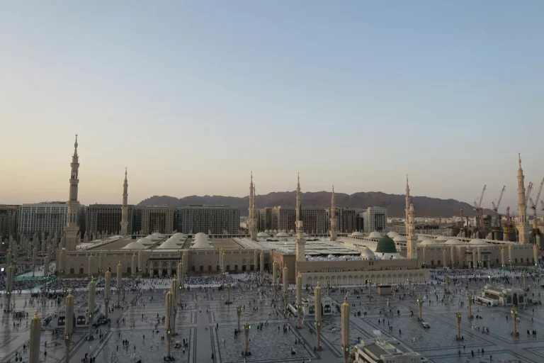 المسجد النبوي وساحاته ومآذنه في المدينة المنورة