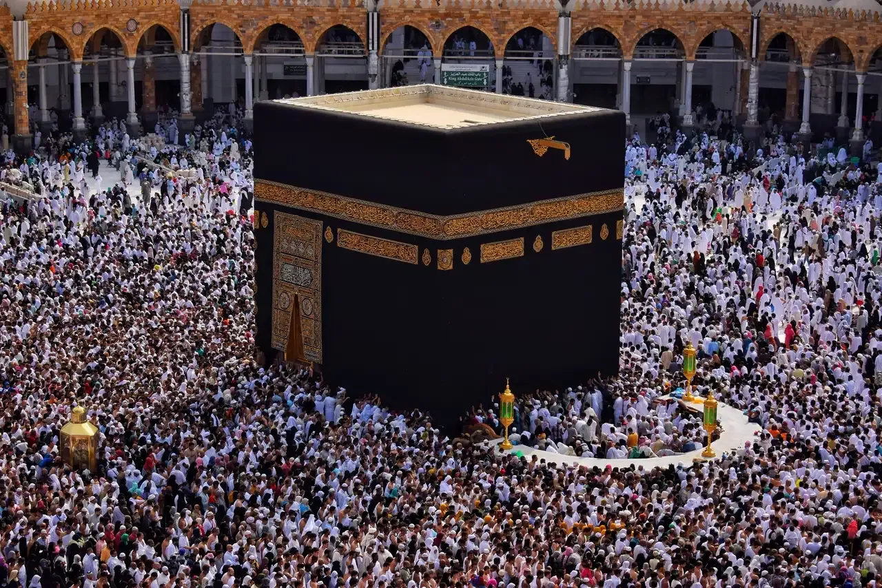 الكعبة المشرفة في صحن المسجد الحرام بمكة المكرمة