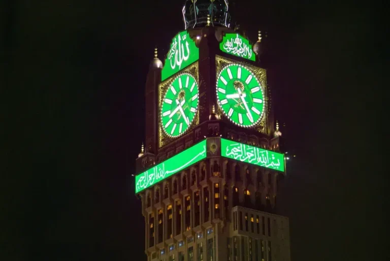 برج الساعة بجوار المسجد الحرام في مكة المكرمة مضاءً ليلًا